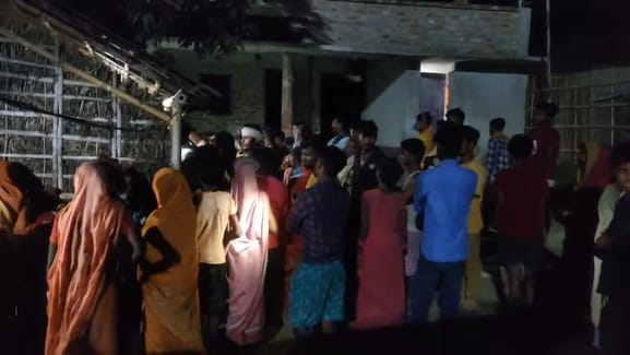 घटनास्थल पर लगी लोगों की भीड़
