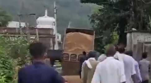 Sand mafia tried to trample the Naib Tehsildar, the officer narrowly escaped