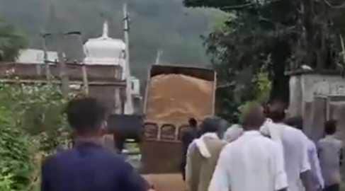 कुबरी में ट्रैक्टर से रेत खाली कर भागते अरोपी