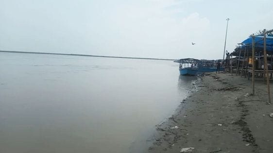 Ganga's water level decreased rapidly, soil erosion started