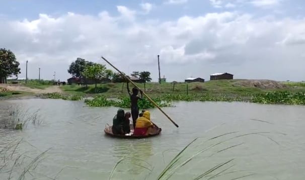 Bihar: पश्चिम चंपारण में उफान पर गंडक नदी, मुख्य सड़क पर 10 फीट पानी; जान जोखिम में डालकर चलने पर लोग मजबूर