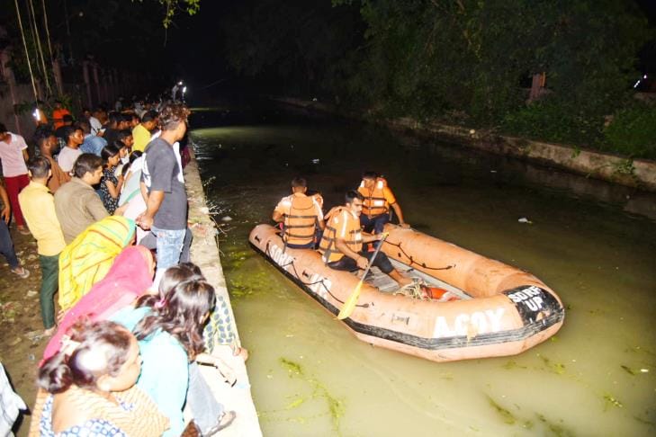 A young man who went to take bath in a canal with his minor friends drowned, police is searching for him