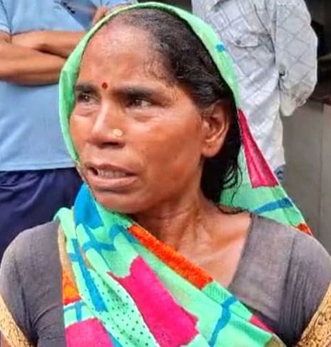 The thugs took away the jewellery of the woman by giving her a bundle of fake notes