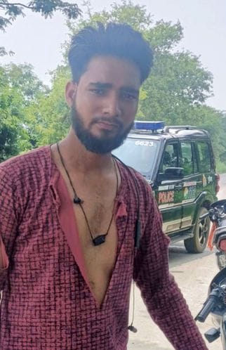 The miscreants knocked down the canteen operator with a stick and looted Rs. 82 thousand