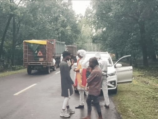 रास्ते में फसी बारात और दूल्हा