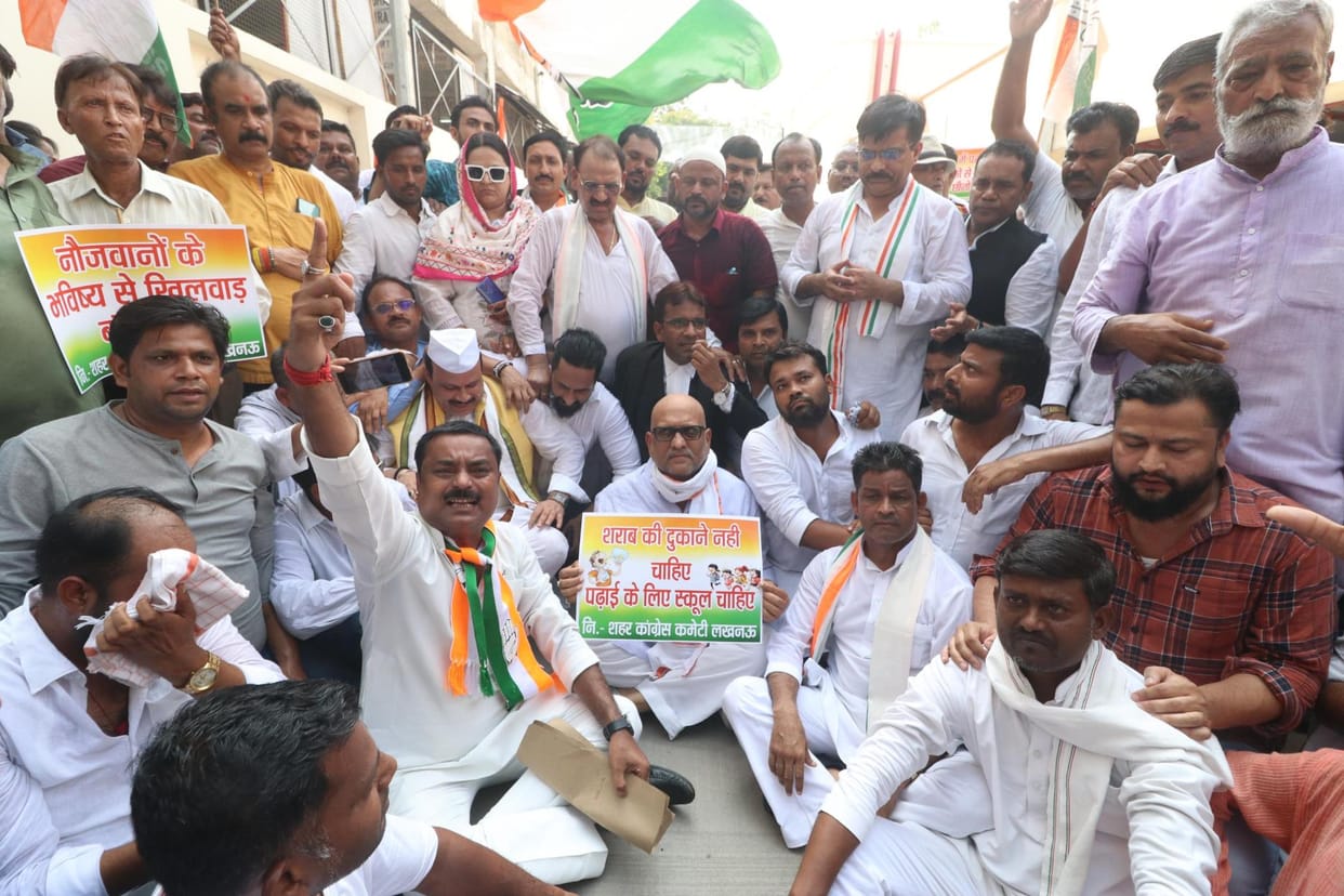 Congressmen protest against merger of schools