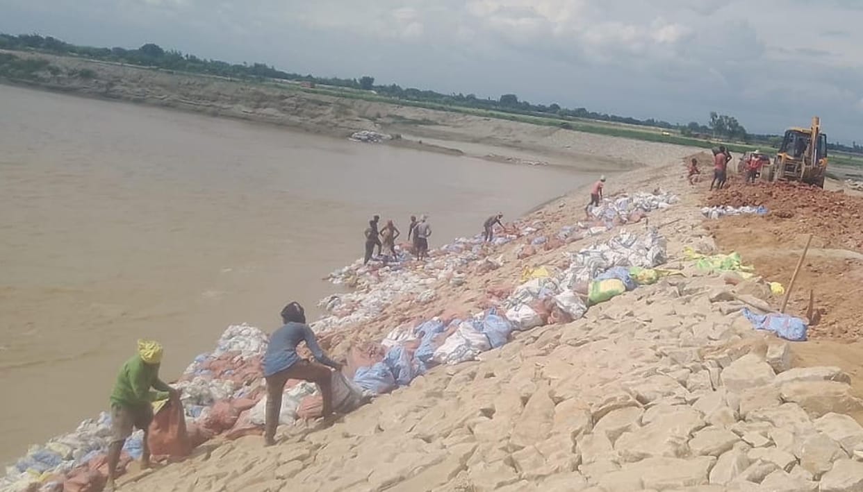 Rapti is cutting the guide dam to flow straight