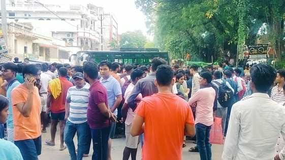 Rohtas Bihar News: Traffic police negligence, young man died after being crushed by truck, road blocked
