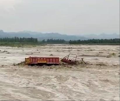 Rivers swelled, tractor-trolley swept away