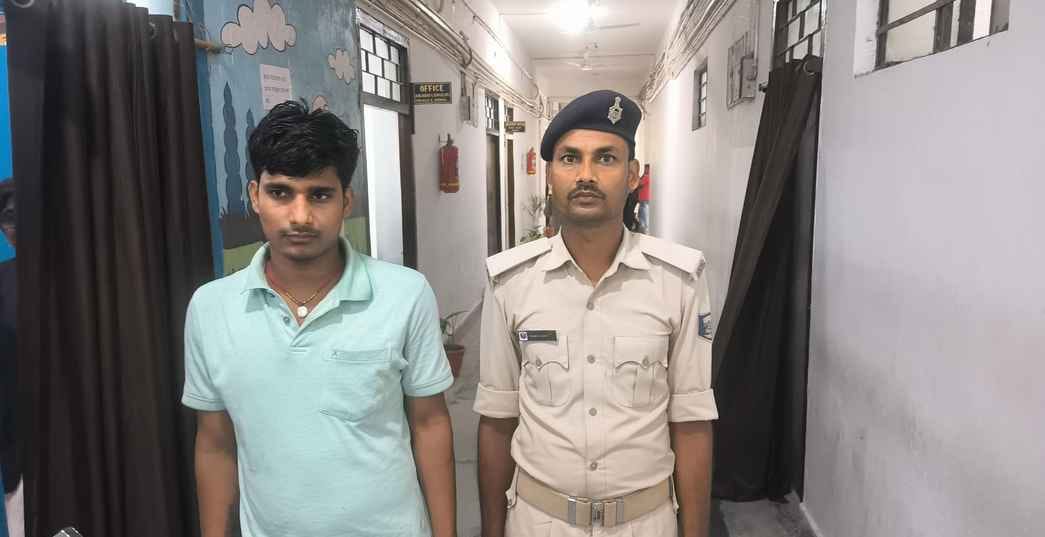 दुष्कर्म के दोषी युवक को जेल ले जाती पुलिस।