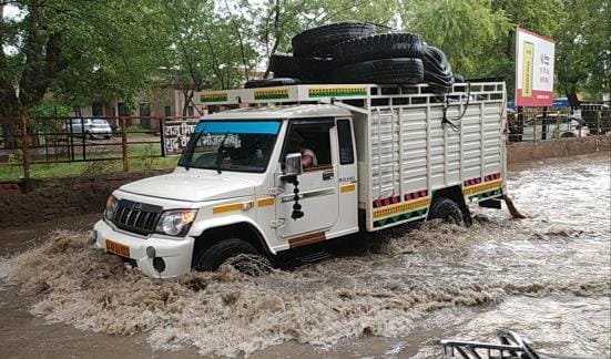 It rained for one hour in Ding Mandi, waterlogging on the roads