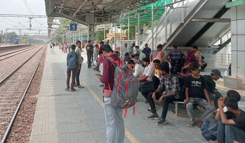 Mau Summer Special Express is 8 hours late and Amrapali Express is 6 hours late