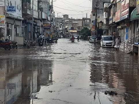 For the first time in monsoon, heavy rains occurred, waterlogging became a problem