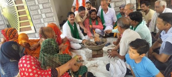 Farmers performed havan to purify the minds of railway officials