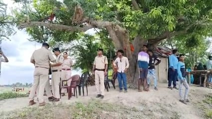 घटनास्थल पर मौजूद पुलिस व ग्रामीण