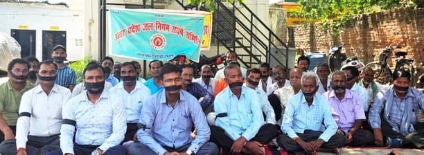 Protests against not getting salary by wearing black stripe