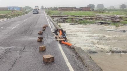 Heavy rain in the morning and evening, the road of the collapsed culvert increased danger