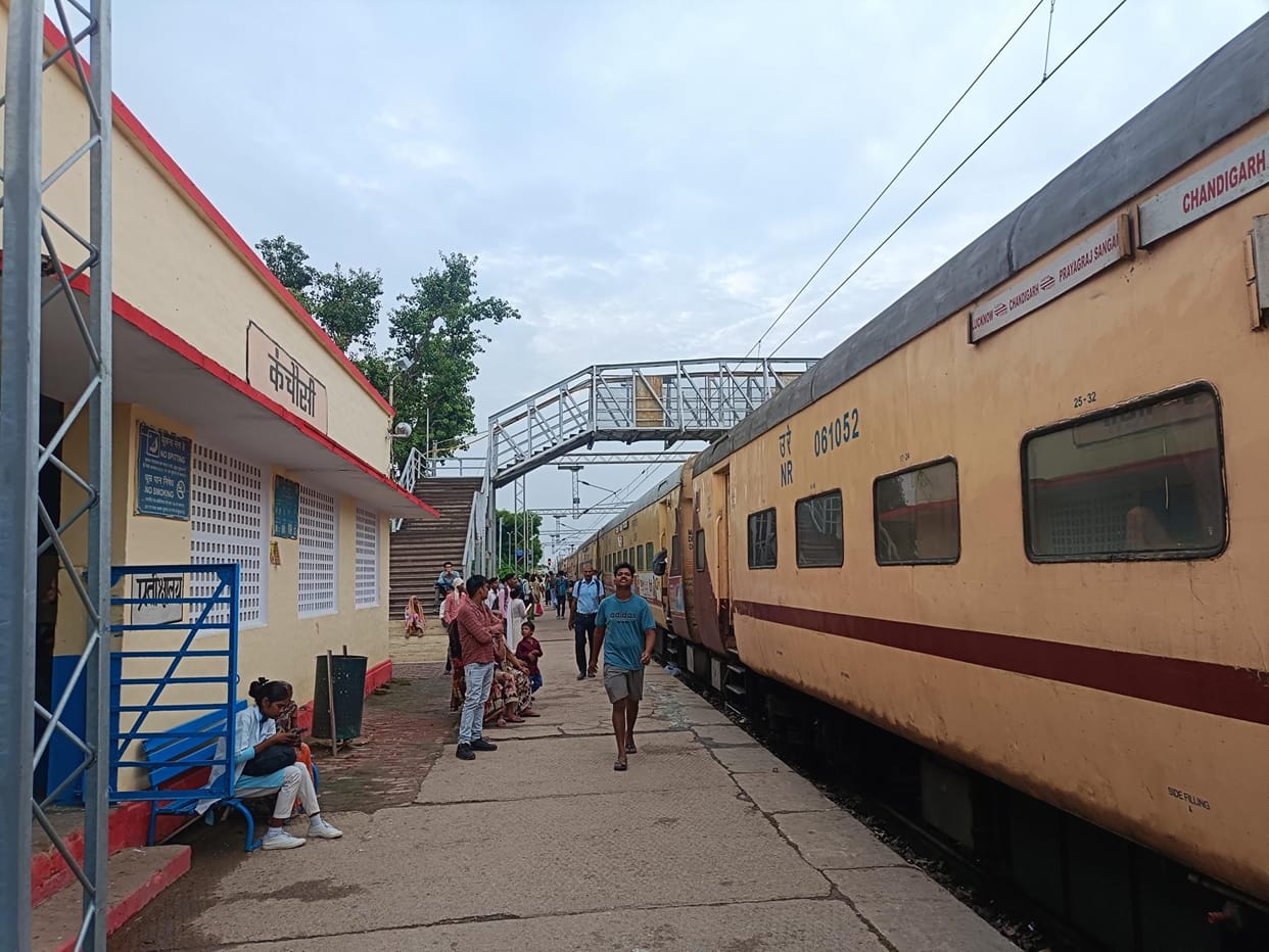 Farakka Express arrived seven hours late, passengers upset