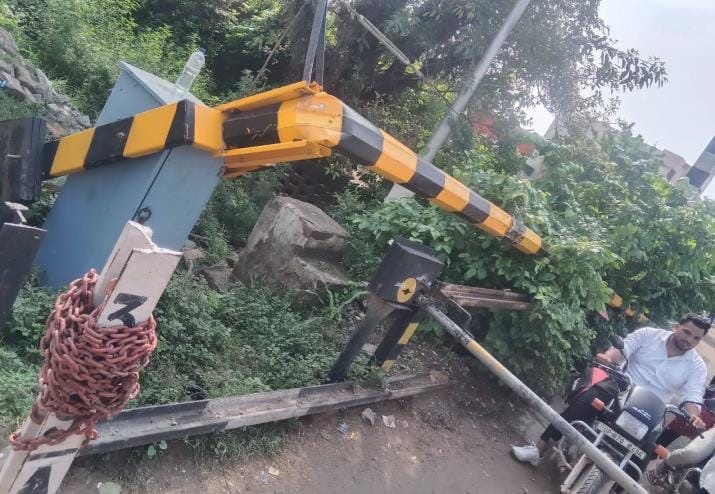 The boom of the railway crossing broke, there was a jam for three hours