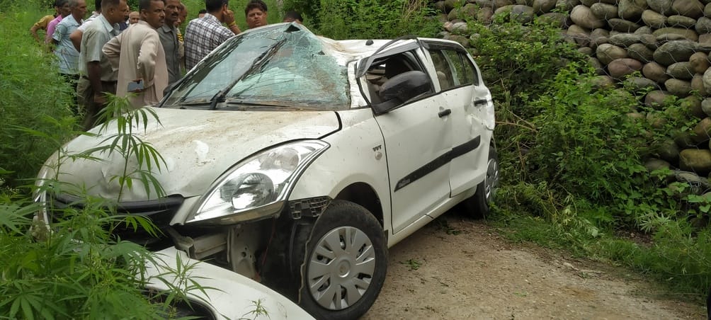 Car fell into a ditch in Nagarota Suriyan, four youths narrowly escaped