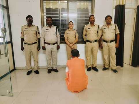 पुलिस गिरफ्त में आरोपी।