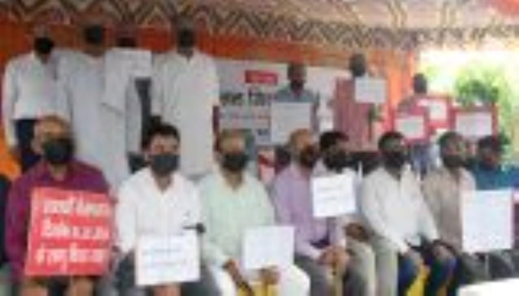 Salary and pension not received for six months, silent protest by water corporation employees
