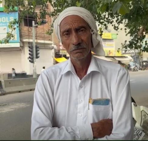 The miscreants snatched 40,000 rupees from the contractor in broad daylight