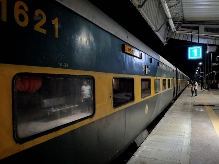 UP: Passenger on Garib Rath Express narrowly escapes after AC duct falls on him; passengers panic as Pushpak's