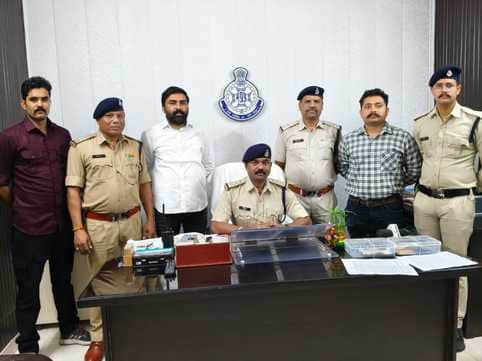 आरोपी को गिरफ्तार करने वाली टीम।