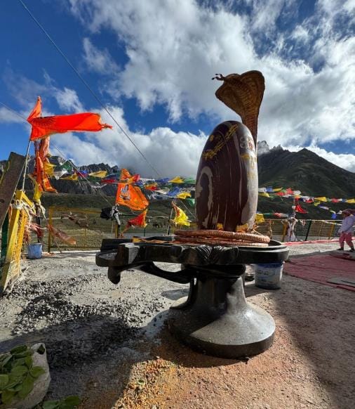 40 feet high Trishul and 1200 kg Shivling installed in Adi Kailash