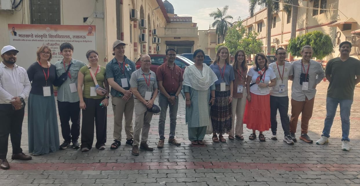 Foreign tourists get acquainted with Indian culture