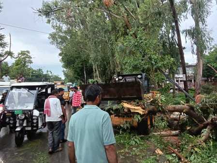 Heavy rains washed away the roads of Smart City, water entered the houses
