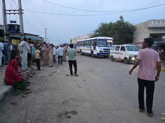 Bas. Villagers angry with the power supply disruption in village Bas Akbarpur blocked the