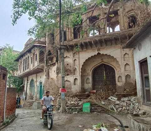 There are around 500 old mansions in the city, notices have been given to 30 so far