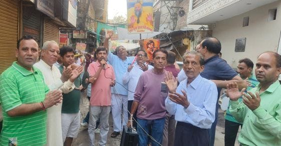 The atmosphere became devotional with the chanting of Radhe Rani