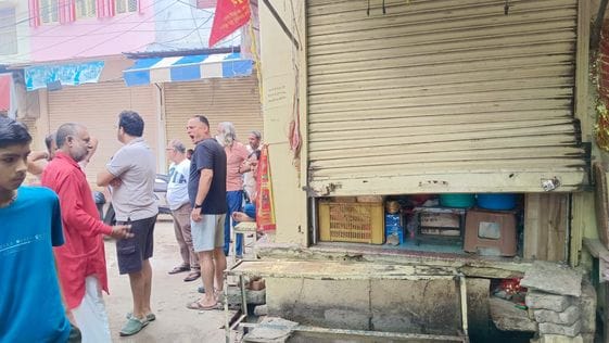 50 thousand cash stolen by breaking the shutter of the shop, anger among traders