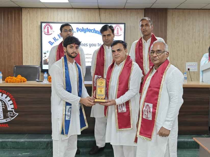 Students received certificates at the convocation ceremony