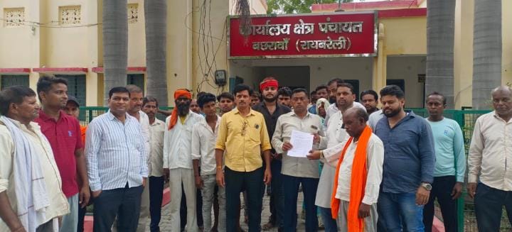 The villagers gheraoed the block office