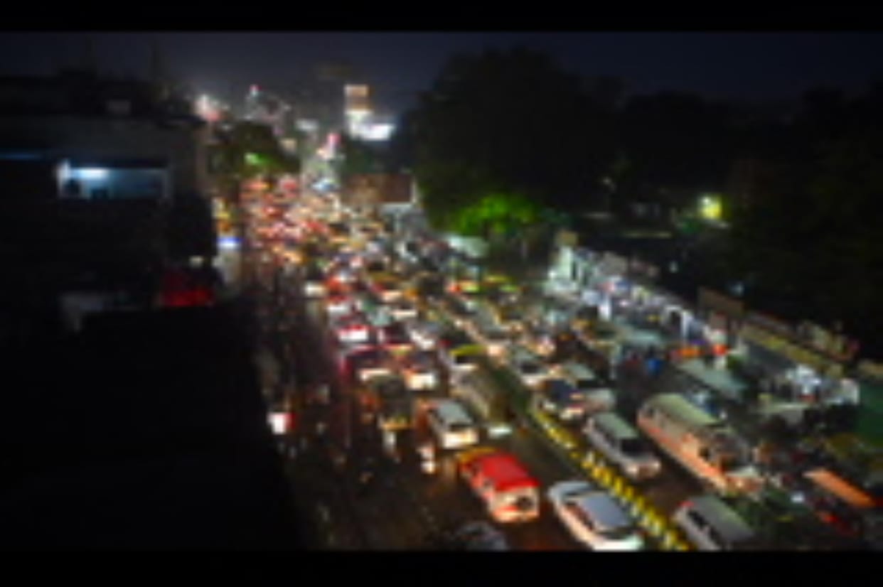 VIP Road, Govindpuri Bridge, GT Road jammed, vehicles kept crawling