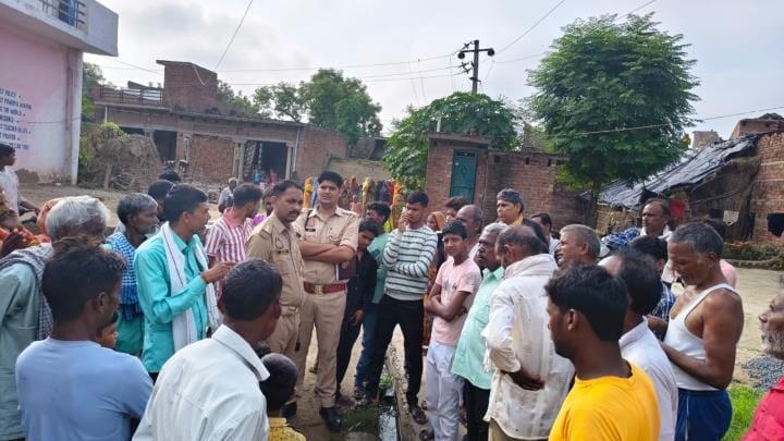 The body of a laborer was found hanging from a tree with a sari noose