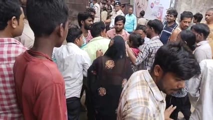 घटनास्थल पर जुटी लोगों की भीड़