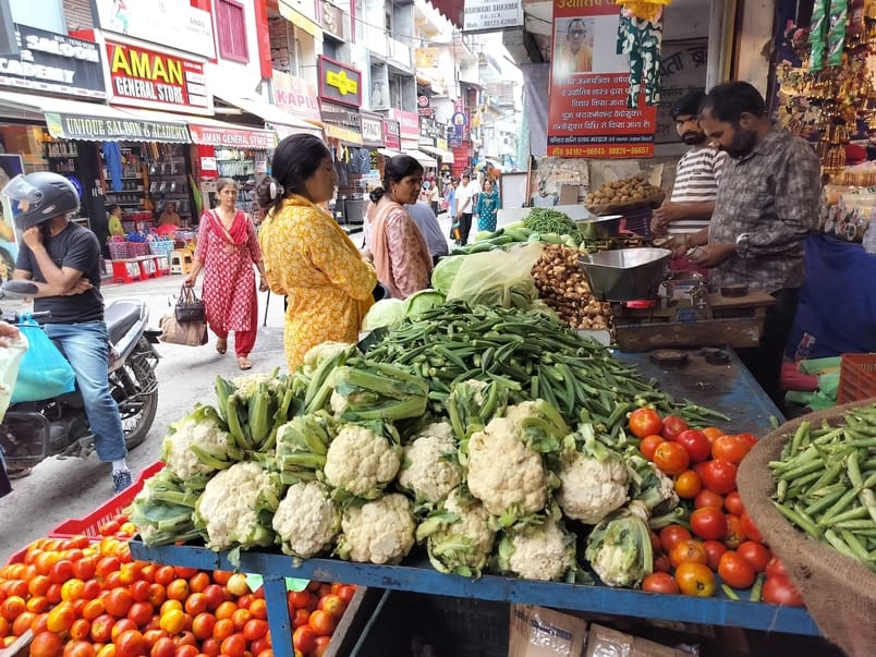 Vegetable prices suddenly increased in the rainy season, Ladyfinger crossed Rs 80 and Frasbean crossed Rs 120.