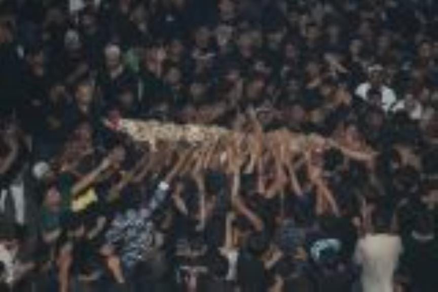The mourners became restless to visit the flag of Shab-e-Ashura