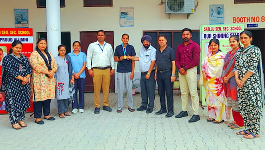 Simranjit Kaur of Satluj School won bronze medal in National Handball Competition