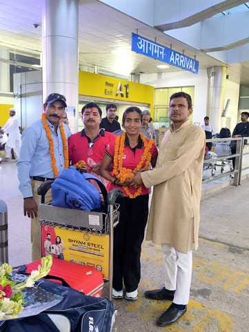 Hockey player Sakshi welcomed back from Argentina