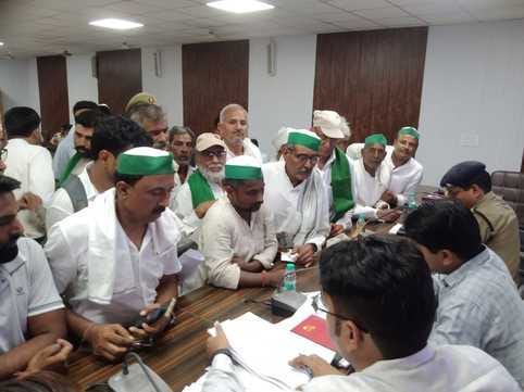 Demonstration by Bhakiyu on the problems of farmers