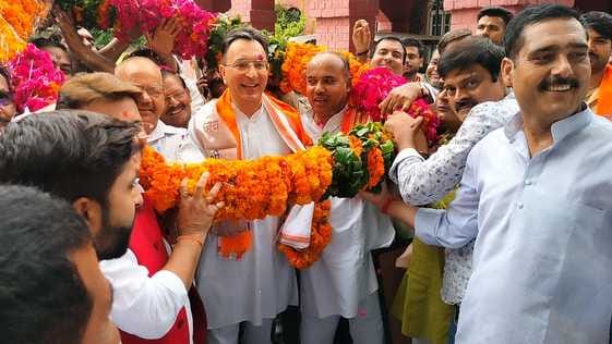 Welcomed Union Minister with garland and farsa