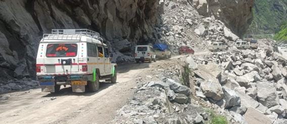 Tanakpur-Tawaghat-Lipulekh road remained closed for six hours due to debris.