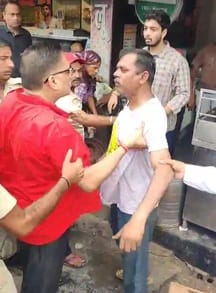 Clash between shopkeepers and the municipal corporation team that arrived to remove encroachmentClash between shopkeepers and the municipal corporation team that arrived to remove encroachment