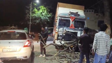 Truck hits tree in Azizganj